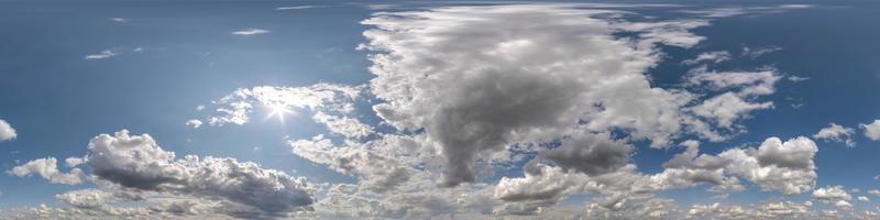 cielo azul con hermosas nubes blancas. vista de ángulo de 360 grados de hdri sin costuras con cenit para usar en gráficos 3d o desarrollo de juegos como cúpula del cielo o editar toma de drones foto