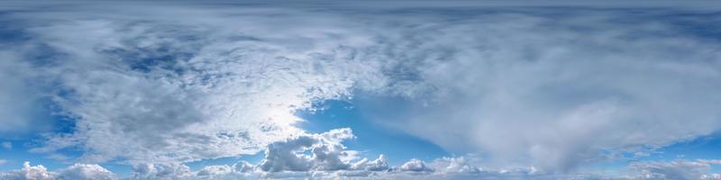 panorama de cielo azul hdr 360 con hermosas nubes blancas en proyección transparente con cenit para uso en gráficos 3d o desarrollo de juegos como cúpula del cielo o edición de drones para reemplazo del cielo foto