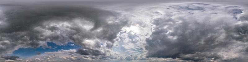 cielo azul con hermosas nubes oscuras antes de la tormenta. vista de ángulo de 360 grados de hdri sin costuras con cenit para usar en gráficos 3d o desarrollo de juegos como cúpula del cielo o editar toma de drones foto