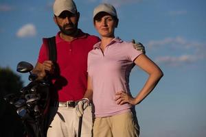 retrato de pareja en campo de golf foto