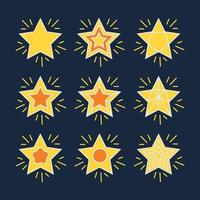 pack de estrellas brillantes con diseños geométricos en colores amarillo y naranja. establecer icono de estrellas de decoración plana aislado. Ilustración de vector de luz de elemento de colección de signo de chispa brillante