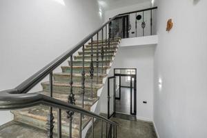 escaleras escalera de salida de emergencia y evacuación en escalera en un nuevo edificio de oficinas foto