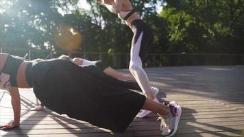 grupo de mujeres entrenamiento fitness al aire libre video