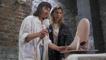 mensen in studio voor pottenbakkerij klas, keramisch beeldhouwwerk video