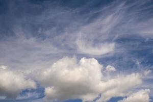 panorama de cielo azul con hermosas nubes. uso para el reemplazo del cielo foto