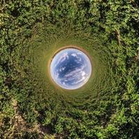 pequeño planeta azul. inversión de la transformación del pequeño planeta del panorama esférico de 360 grados. vista aérea abstracta esférica. curvatura del espacio. foto