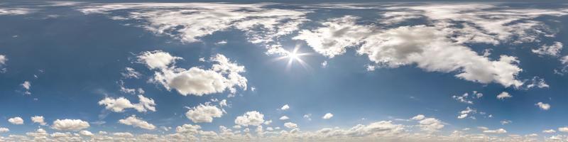 cielo azul nublado transparente hdri panorama 360 grados ángulo de visión con hermosas nubes con cenit para usar en gráficos 3d o juegos como cúpula del cielo o editar toma de drones foto