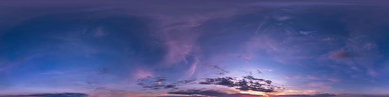 cielo azul oscuro y rosa sin costuras antes de la puesta del sol hdri panorama 360 grados vista angular con hermosas nubes para usar en gráficos 3d o desarrollo de juegos como cúpula del cielo o editar tiro de drones foto