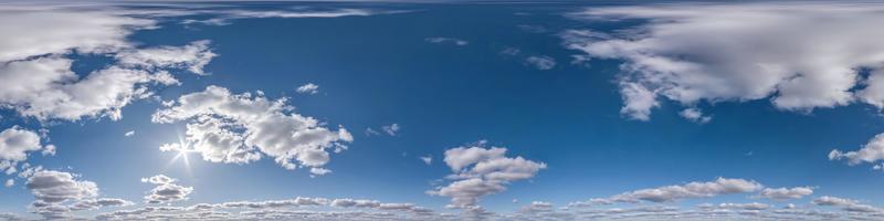 cielo azul claro con hermosas nubes blancas. vista de ángulo de 360 grados panorámica hdri perfecta con cenit para usar en gráficos 3d o desarrollo de juegos como cúpula del cielo o editar toma de drones foto