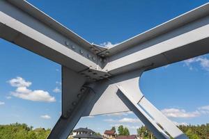 estructura de acero de hierro construcción de puente sobre fondo de cielo azul. estructuras metálicas de puentes, marcos, pernos y tuercas foto