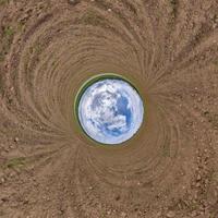 pequeño planeta azul. inversión de la transformación del pequeño planeta del panorama esférico de 360 grados. vista aérea abstracta esférica. curvatura del espacio. foto