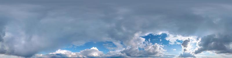 cielo azul claro con hermosas nubes blancas. vista de ángulo de 360 grados panorámica hdri perfecta con cenit para usar en gráficos 3d o desarrollo de juegos como cúpula del cielo o editar toma de drones foto