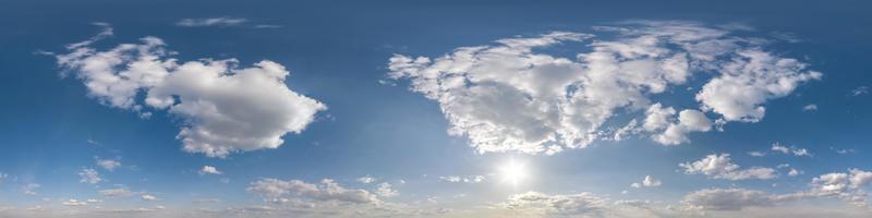 hdri 360 panorama de cielo azul con hermosas nubes blancas. panorama perfecto con cenit para uso en gráficos 3d o desarrollo de juegos como cúpula del cielo o edición de drones para reemplazo del cielo foto