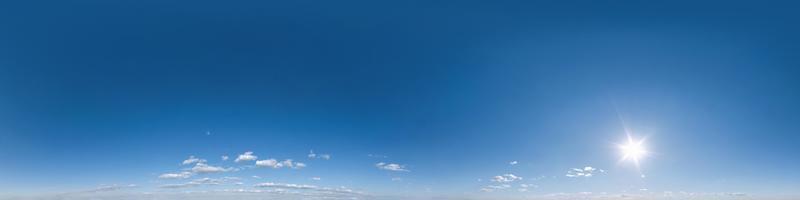 cielo azul claro. vista de ángulo de 360 grados panorámica hdri perfecta con cenit para usar en gráficos 3d o desarrollo de juegos como cúpula del cielo o editar toma de drones foto