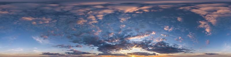 panorama hdri de cielo azul vespertino sin costuras vista de ángulo de 360 grados con cenit y hermosas nubes para usar en gráficos 3d como cúpula del cielo o editar toma de drones foto