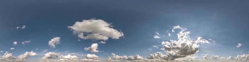 cielo azul claro con hermosas nubes blancas. vista de ángulo de 360 grados panorámica hdri perfecta con cenit para usar en gráficos 3d o desarrollo de juegos como cúpula del cielo o editar toma de drones foto