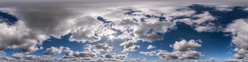 panorama de cielo azul hdr 360 con hermosas nubes blancas en proyección transparente con cenit para uso en gráficos 3d o desarrollo de juegos como cúpula del cielo o edición de drones para reemplazo del cielo foto