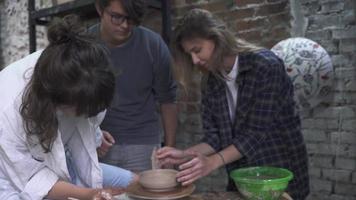 personnes en studio au cours de poterie video