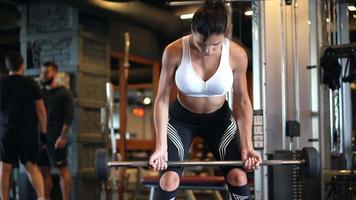 mujer fitness en el gimnasio video