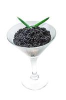 caviar negro sobre fondo blanco foto