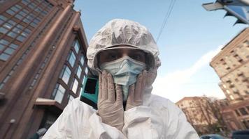 assistenza sanitaria lavoratore all'aperto pandemia video