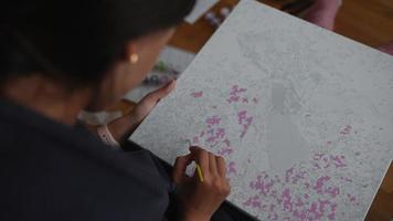 Frau, die Kunstwerke mit Pinsel malt video