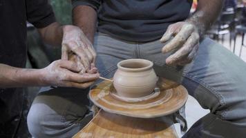 personnes en studio pour cours de poterie, sculpture en céramique video