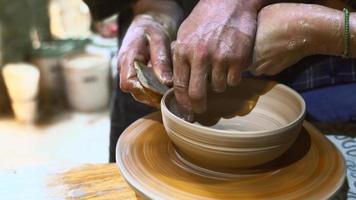 personnes en studio au cours de poterie video