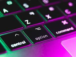 la opción de tecla del teclado con luz verde final rosa foto