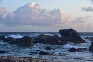 impresionante paisaje marino a lo largo de la costa de aruba foto