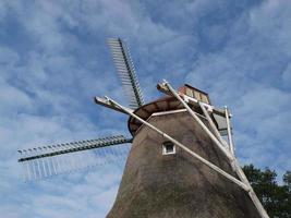 molino de viento en frisia oriental foto