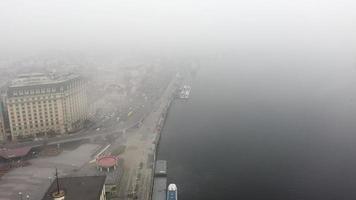 los coches viajan por carretera cerca del río dnieper con niebla en Kyiv, ucrania video