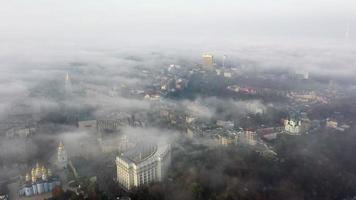 nevoeiro flutua sobre a cidade de kyiv, ucrânia na luz da manhã video