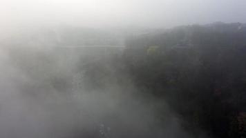 la niebla se eleva por encima del tráfico en las carreteras de kyiv durante el viaje matutino video