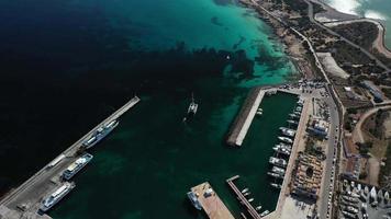 vista aérea de um navio viajando do porto de formentera para ibiza video