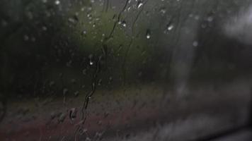 gotas de chuva do interior do carro durante a condução video