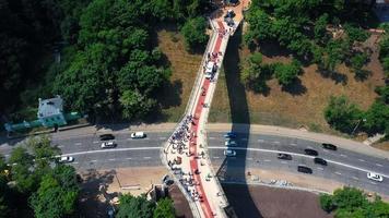 Luftaufnahme der Kiewer Fußgängerbrücke über den Straßenverkehr video