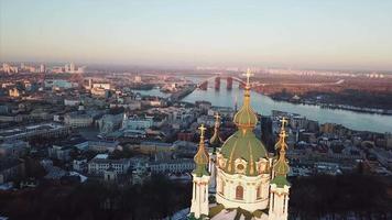 luftaufnahme der st andrews kirche mit orangenbäumen im herbst und stadt kiew, ukraine am horizont video