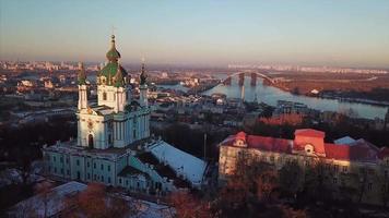 vista aérea da igreja de st andrews com laranjeiras no outono e cidade kyiv, ucrânia no horizonte