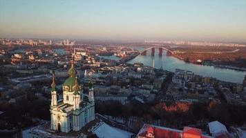 antenne visie van st Andrews kerk met oranje bomen in vallen en stad kiev, Oekraïne Aan horizon video