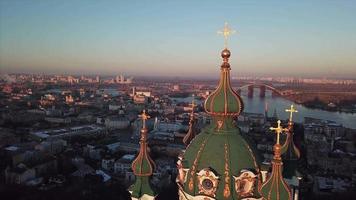 vista aérea da igreja de st andrews com laranjeiras no outono e cidade kyiv, ucrânia no horizonte