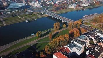 vue aérienne de la vieille ville de kazimierz cracovie pologne avec vue sur la rivière wisla video