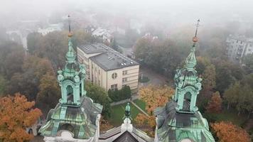 kyrka av st michael de ärke och st stanislaus biskop och martyr och pauline fäder kloster, en små sten i putsa video