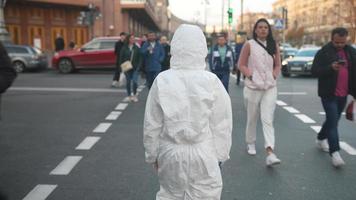 assistenza sanitaria lavoratore all'aperto pandemia video