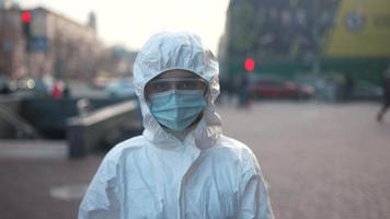 gezondheidszorg arbeider buitenshuis pandemisch video