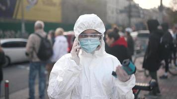 trabajador de la salud pandemia al aire libre video