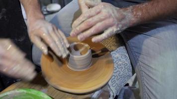 personnes en studio pour cours de poterie, sculpture en céramique video