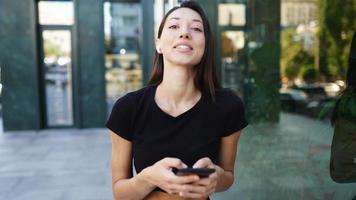 donna su il strada parla su il Telefono video