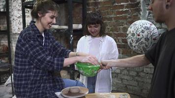 personnes en studio au cours de poterie video