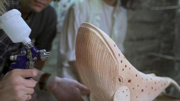 personnes en studio pour cours de poterie, sculpture en céramique video